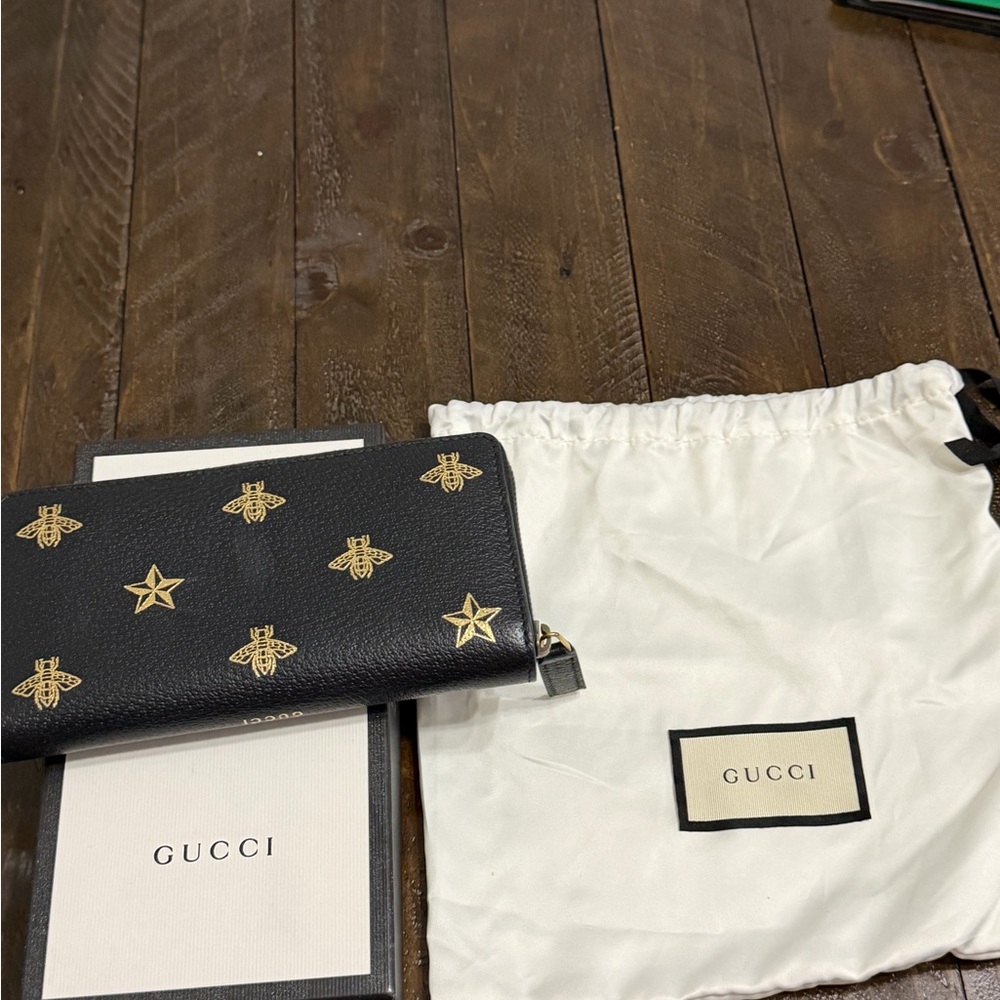 Gucci Bee Star Zip Around Wallet Like New in box and dust bag!!!!